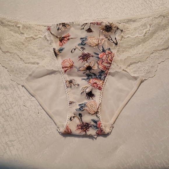 3 Victoria secret woman panties - Picture 10 of 11